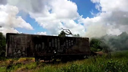Baú de caminhão é destruído em incêndio