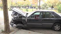 Report TV - Aksident i frikshëm në Tiranë, 'Audi' përplaset me 'Benzin', një i plagosur rëndë
