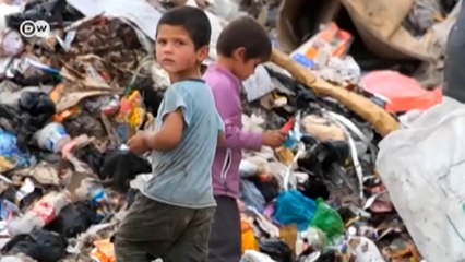 Musul'un tüm gününü çöp yığınlarında geçiren çocukları