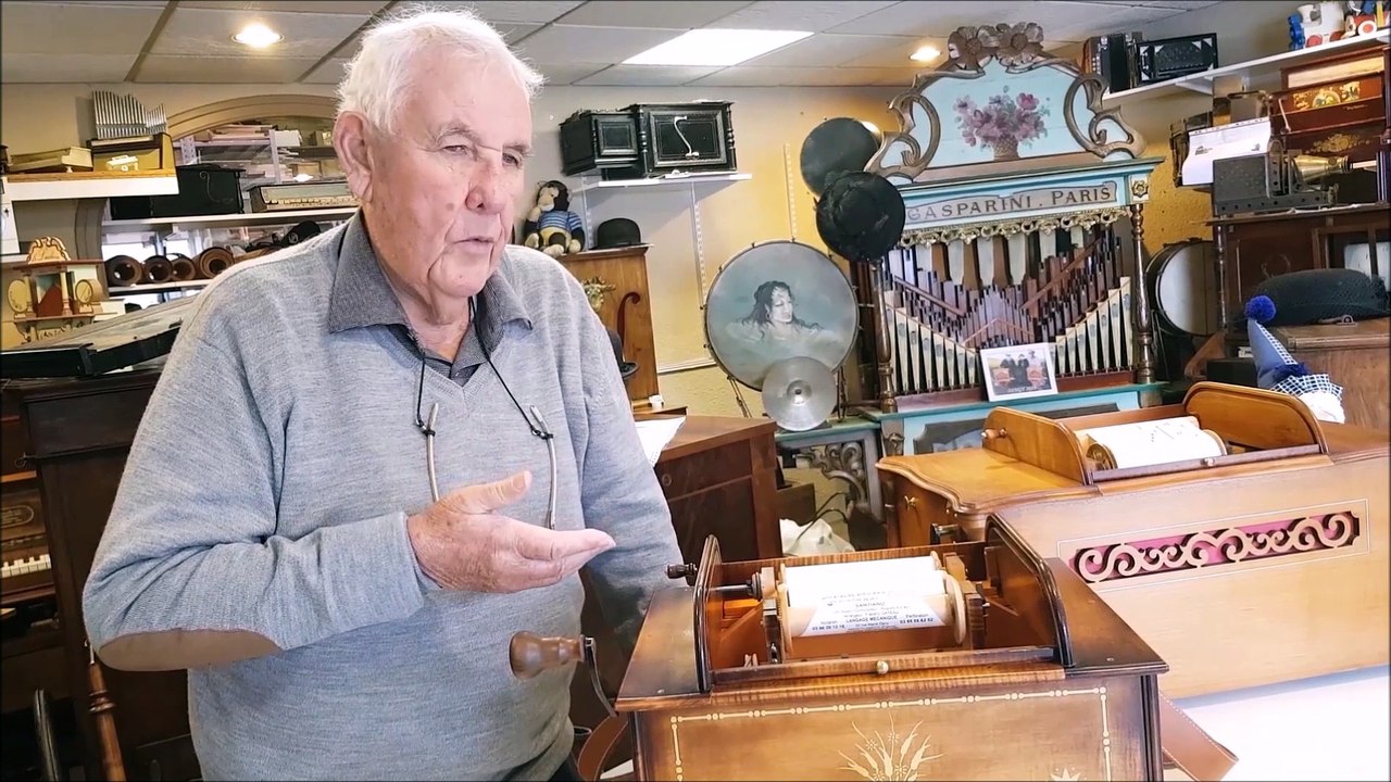 Avec ses orgues de Barbarie, Cautin Musique fait vivre la chanson française