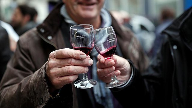 گلچین ویدئوهای بدون شرح هفته؛ از بادکنک‌های پاریس تا جشن شراب