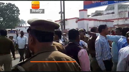 मिर्जापुर में लाइन हाजिर दरोगा को अहरौरा थाने में भव्य विदाई दी गई