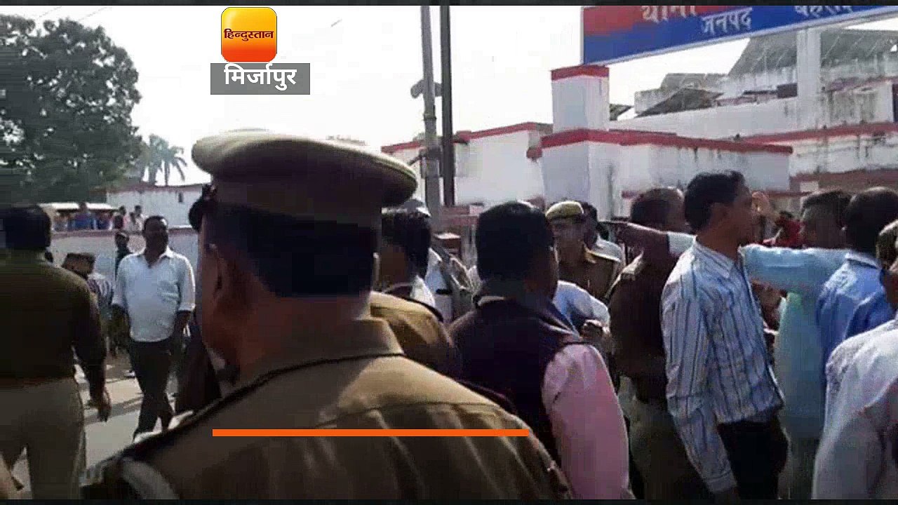 मिर्जापुर में लाइन हाजिर दरोगा को अहरौरा थाने में भव्य विदाई दी गई