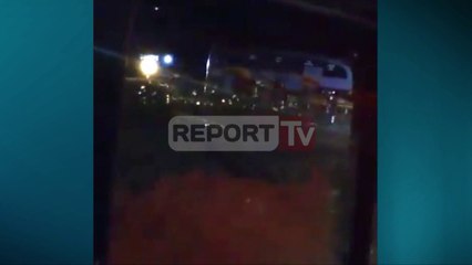 Tải video: Report TV - Prrenjas, aksidentohet autobusi me gjimnazistë, 5 të lënduar, shoferi shmangu tragjedinë