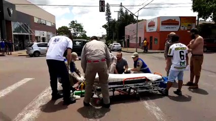 Mulher fica ferida ao ser atropelada por motocicleta