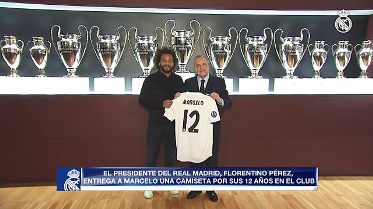 Florentino Pérez entrega una camiseta a Marcelo por sus 12 años en el Real Madrid