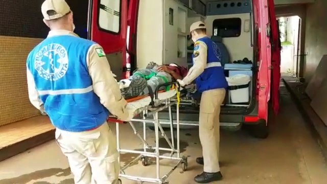 Homem tem suspeita de fratura após sofrer queda de dois metros