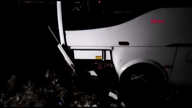 Elazığ'da Midibüs Şarampole Uçtu 17 Yaralı