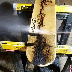 Выжгли узоры молний на скейтборде