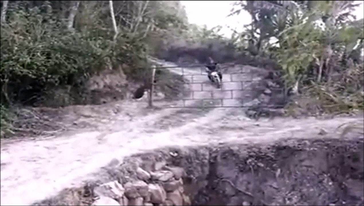 Un biker prend la gamelle de sa vie... Bien ridicule