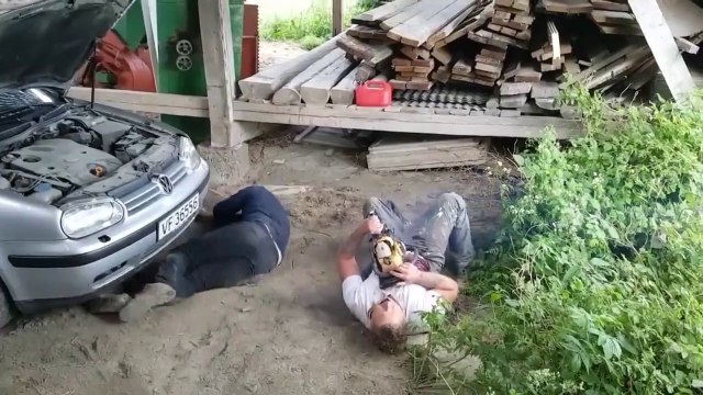 Il tente une petite blague avec une tronçonneuse mais ça tourne mal