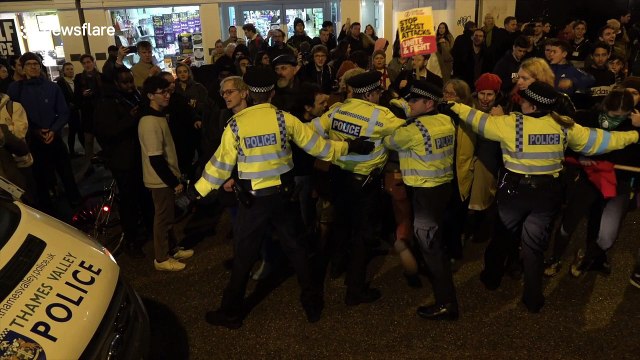 Protestors clash with police outside Oxford Union as ex-Trump advisor Steve Bannon speaks inside