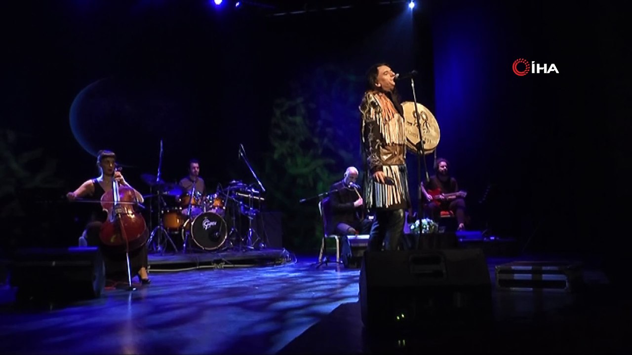 Gökhan Kırdar yeni şarkılarını ilk defa Üsküdar'da söyledi