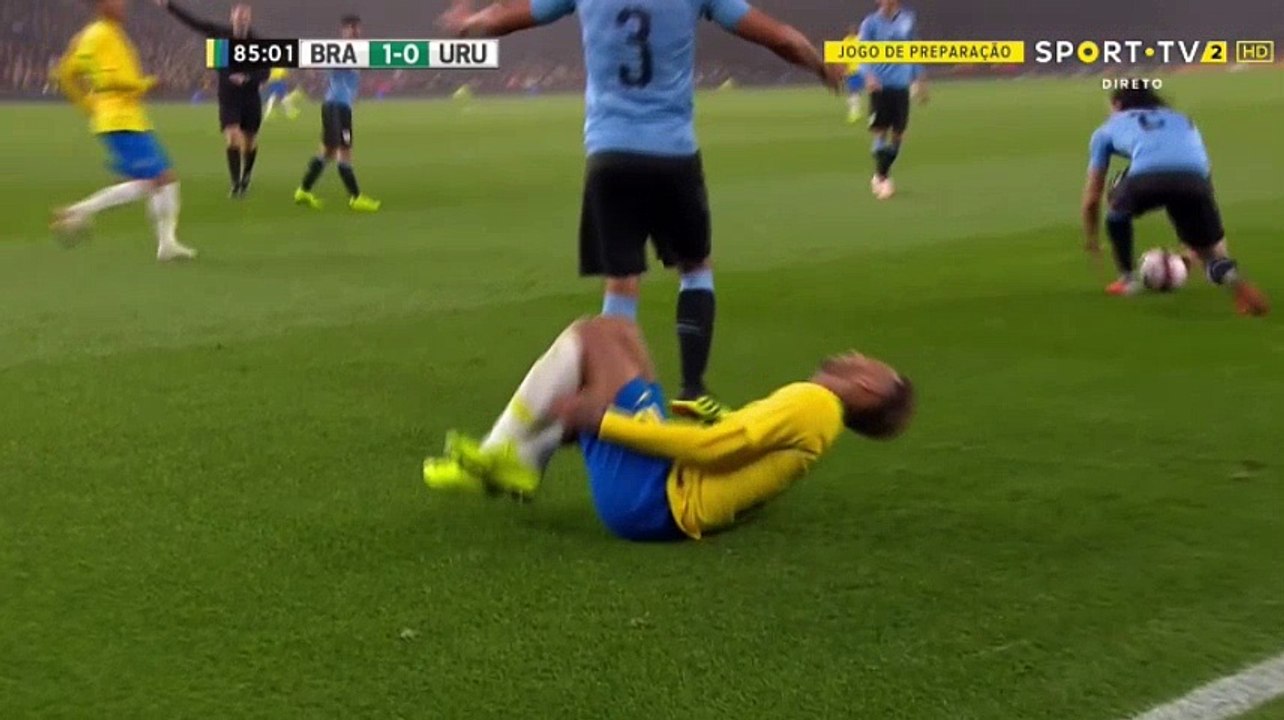 Edinson Cavani Foul on Neymar - Brazil vs Uruguay - Friendly Match 2018 HD