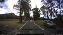 Pourquoi cette limousine est garée au milieu de la route ?