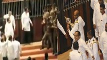 Sri Lanka Parliament में Mahinda Rajapaksa को लेकर Fight, Chilli Powder से हमला | वनइंडिया हिंदी