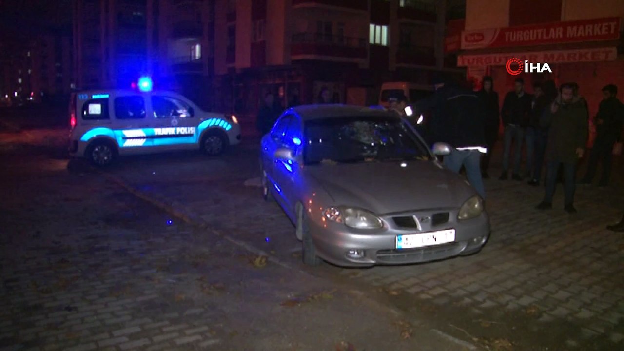Otomobil elektrikli bisiklete ve ağaca çarptı: 6 yaralı
