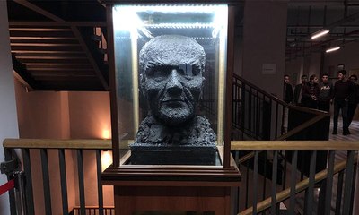 Kömürden Atatürk büstü