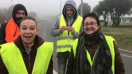 Les gilets jaunes filtrent l’entrée de la zone commerciale de Villejames