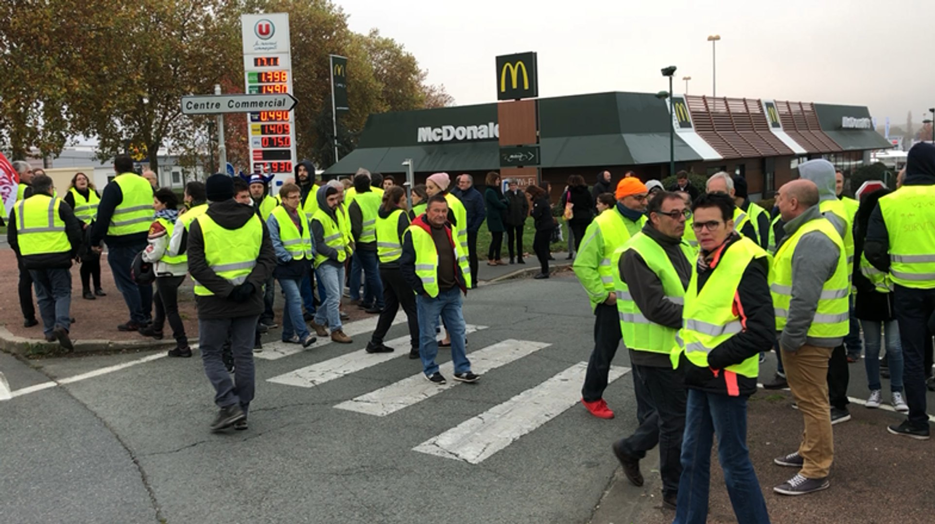 Gilets Jaunes Aux Herbiers Les Manifestants Bloquent Les Grandes Surfaces En Traversant La Route