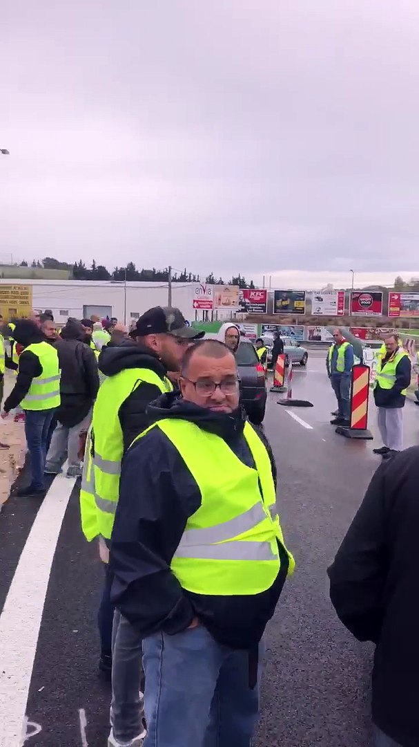 Gilets Jaunes 60 Personnes à Un Rond Point De Plan De Campagne