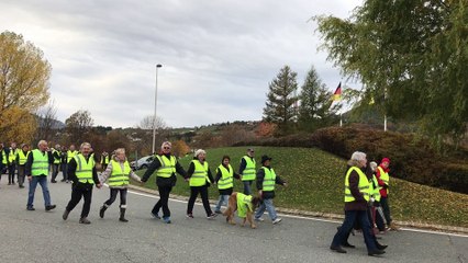 Plusieurs centaines de "gilets jaunes" s'organisent au rond-point du Sénateur, à Gap