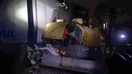 KTX 열차 아찔한 접촉사고...3명 부상 / YTN