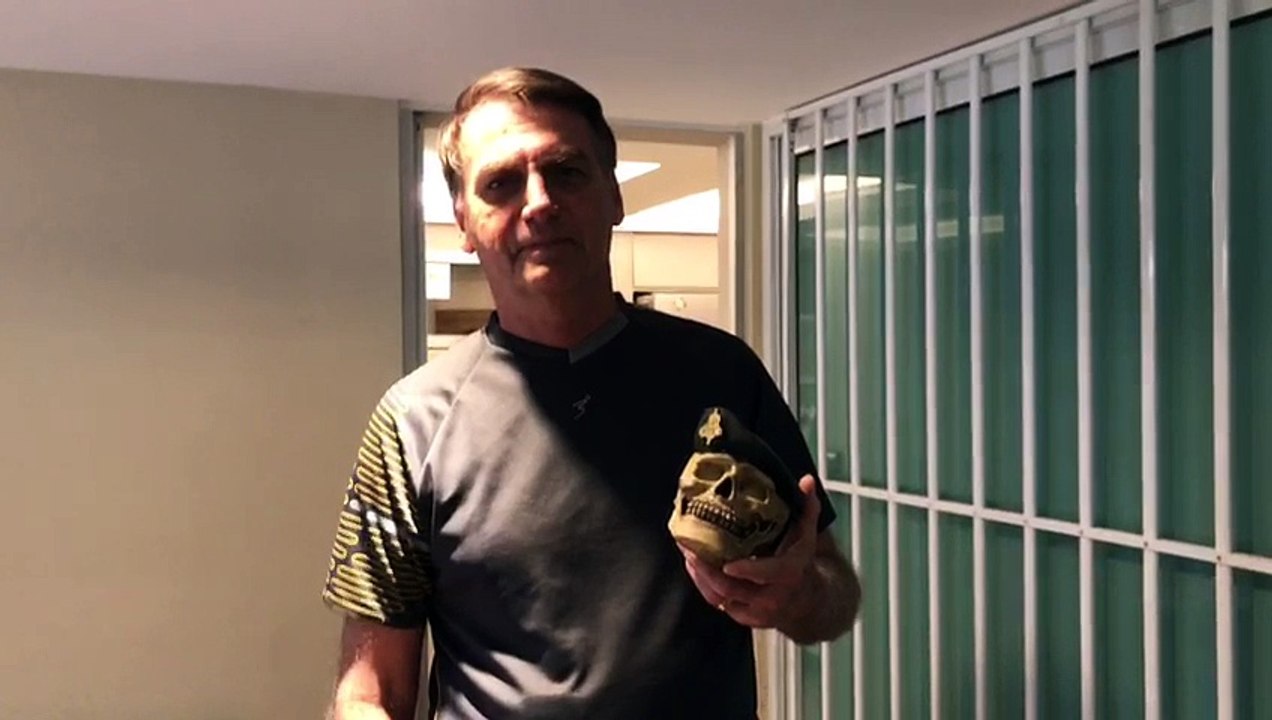 Bolsonaro agradece lembrança que recebeu do Choque de Cascavel