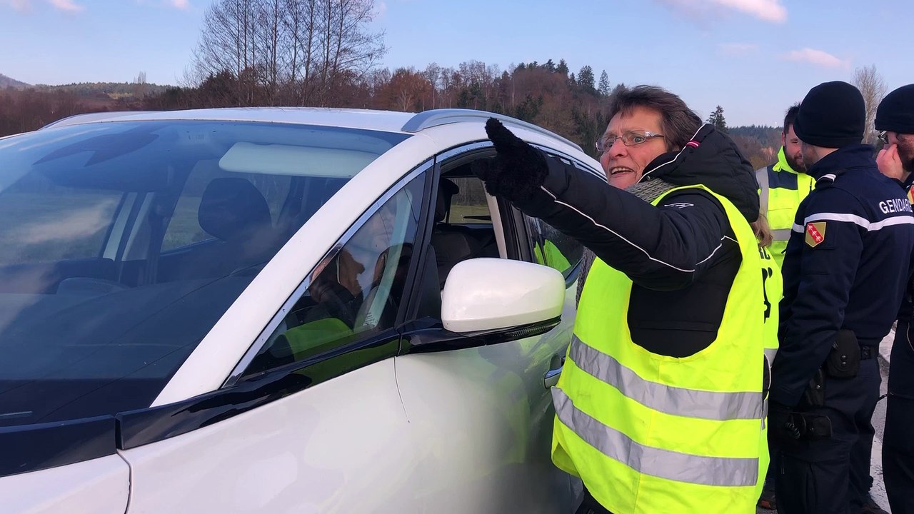 Echange verbal entre un automobiliste qui voulait passer tout de même et les gilets jaunes au rond-point d'acccès au tunnel Maurice-Lemaire
