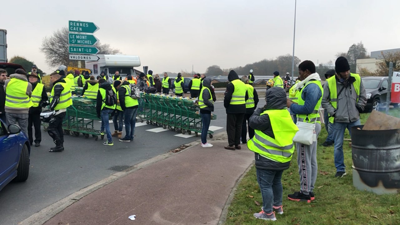 Les gilets jaunes bloquent tous la ville