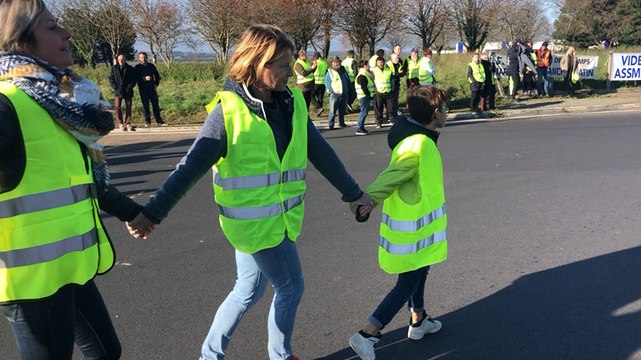 Blocage festif au rond-point du Puits