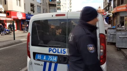 Yol kenarındaki mazgalları çaldı, yayalar için tehlike oluştu