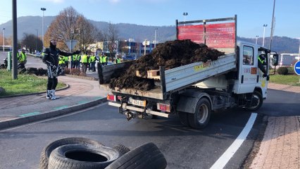 Du fumier déversé devant le rond-point de Cora à Sainte-Marguerite