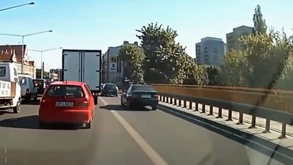 Ce conducteur qui prend la voie de bus n'a vraiment pas de chance !