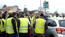 Bourg-en-Bresse : une voiture tente de passer le barrage des Gilets Jaunes à la Neuve