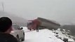 Montagne : ce camion glisse au ralenti dans le ravin sur une route gelée