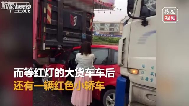 Cassée.. Cette petite voiture entre 2 camions dans les embouteillages !