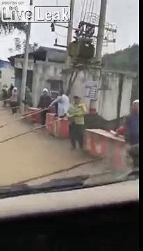 Ce conducteur refuse de payer la taxe de villageois en Chine