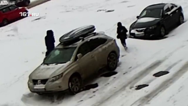 Sous la neige... une plaque d'égouts ouverte !