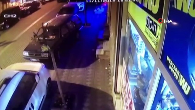 Para nakil aracındaki 1 milyon lirayı bırakıp silahları alıp kaçtılar...Nakil aracındaki gasp anı kamerada