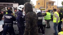 #GiletsJaunes : Un automobiliste force un barrage et percute un policier