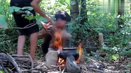 小伙子们见过在树林里面烹饪蜗牛的吗？厉害了