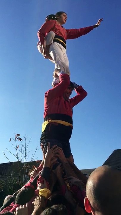 Els Xiquets de Valls lliuren al president Puigdemont el premi del concurs i ell fa de casteller