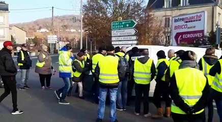A Toul un policier sort son arme de service pour protéger des gilets jaunes d'un automobiliste excédé qui force un barrage