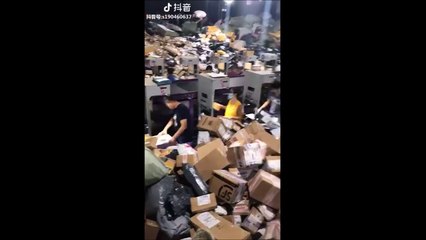 Un centre de trie du courier en chine... Chaud!!!!