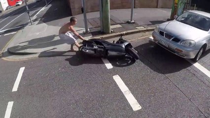 Un automobiliste pète un cable et s'en prend à un homme en scooter !