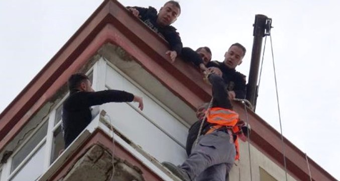 Halat Koptu, Boyacı 9'uncu Katta Asılı Kaldı