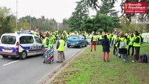 VIDEO. Châtellerault: après la Main Jaune (nord), les Gilets Jaunes bloquent Auchan (sud)