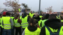 Les Gilets jaunes bloquent le trafic aux ronds-points et sur le pont