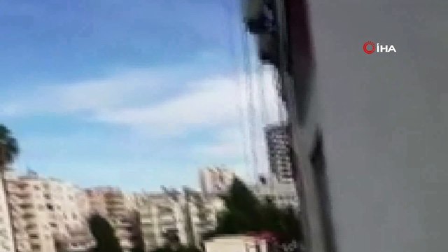 Çalıştığı iskelenin halatı koptu, boyacı 9. katta böyle asılı kaldı